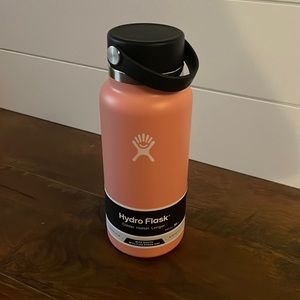 BNWT 32oz HydroFlask wide mouth flex cap in Grapefruit